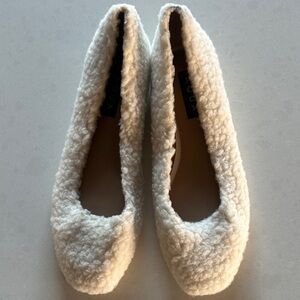 Aqua Women's Cream Fuzzy Slippers